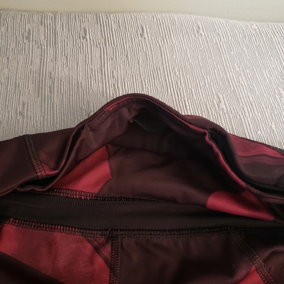 Lululemon Cropped Leggings With Mesh Inserts Size 4 - Picture 7 of 13